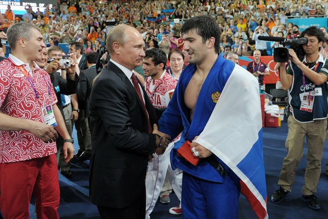 Владимир Путин и Тагир Хайбулаев. фото: wikimedia.org