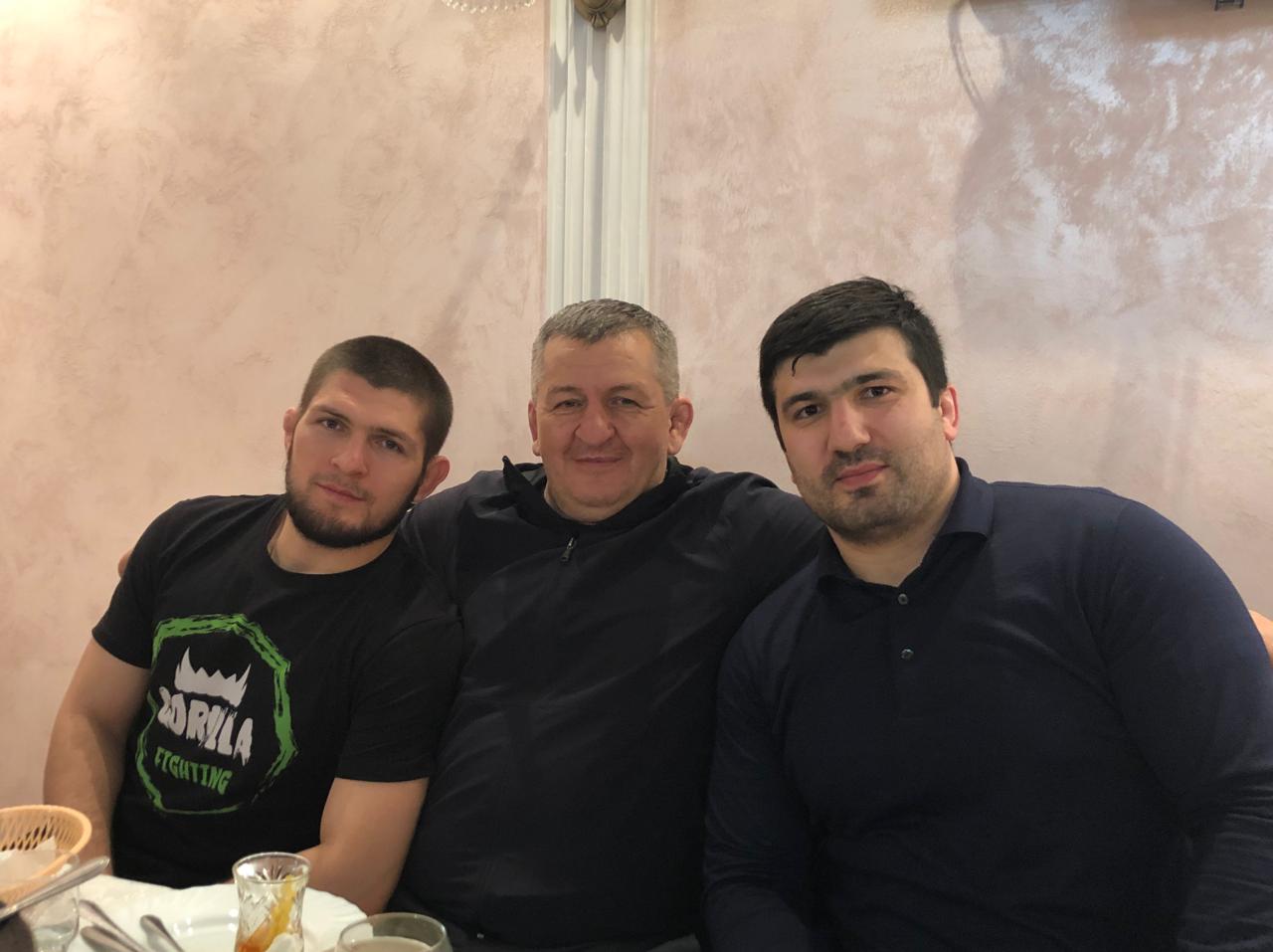 Хабиб и Адбдулманап Нурмагомедовы и Тагир Хайбулаев. фото предоставлено собеседником